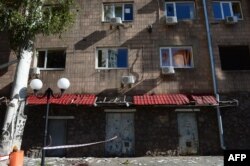 Locul in Donețk unde a căzut obuzul care l-a ucis pe lucrătorul Crucii Roșii, 3 octombrie, 2014