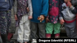 Zagrljena djeca u romskom naselju Mali Leskovac u Beogradu, ilustracija
