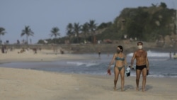 Люди в масках на пляже в Рио-де-Жанейро. 6 июня 2020 года.