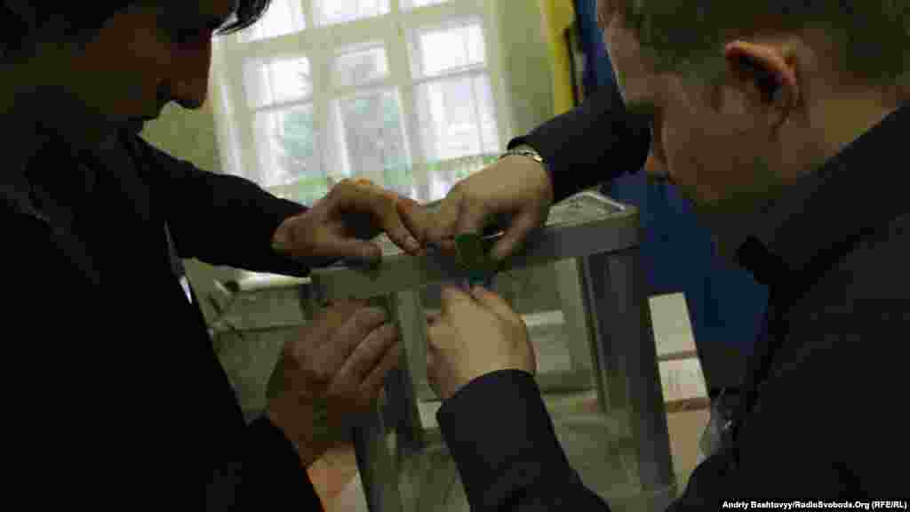  Опечатування урн у Києві