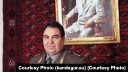 У портрета бывшего президента Туркменистана Сапармурада Ниязова — Поран Бердыев, занимавший пост министра внутренних дел и министра национальной безопасности Туркменистана. 