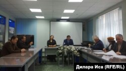 Белсенділер жер туралы заң жобасына қарсылығын білдіріп, брифинг өткізіп отыр. Шымкент, 20 ақпан
2018 жыл.