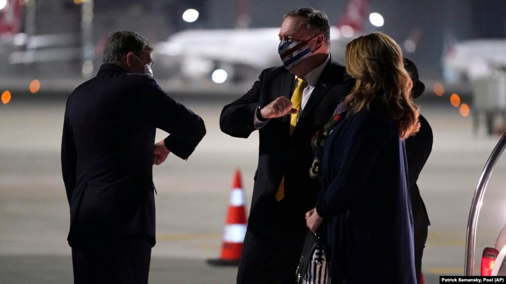 Թուրքիա - ԱՄՆ դեսպան Դեյվիդ Սաթերֆիլդը Ստամբուլի օդանավակայանում դիմավորում է պետքարտուղար Մայք Փոմփեոյին և նրա տիկնոջը, 16-ը նոյեմբերի, 2020թ.