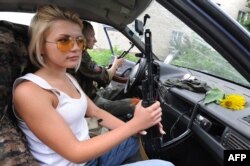 Separatiști pro-ruși patrulând în Petrovski, la 25 km vest de Donețk.