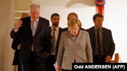 آنگلا مرکل، صدراعظم آلمان و رهبر اتحادیه دمکرات‌مسیحی، همراه هورت سیهفر، رهبر اتحادیه سوسیال‌مسیحی، شاخه اتحادیه دمکرات‌مسیحی در باواریا در ساعت تنفس بین مذاکرات یک‌شنبه