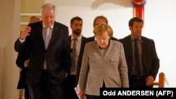 Глава ХСС Хорст Зеехофер и канцлер ФРГ Ангела Меркель во время перерыва на переговорах