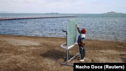 Fotografija zabeležena na jugu Španije, 8. aprila 2021. godine, ubrzo po proglašenju pandemije. Školski čas na plaži Felix Rodriguez de la Fuente u okviru projekta boljeg iskorišćavanja vazduha za decu u vreme zaraze. 