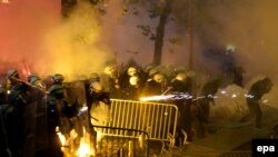 Detalj sa protesta tada opozicionih partija, kada je došlo do nereda na ulicama Podgorice i više sukoba između pripadnika policije i okupljenih građana (Podgorica, 24. oktobra 2015, ilustracija)