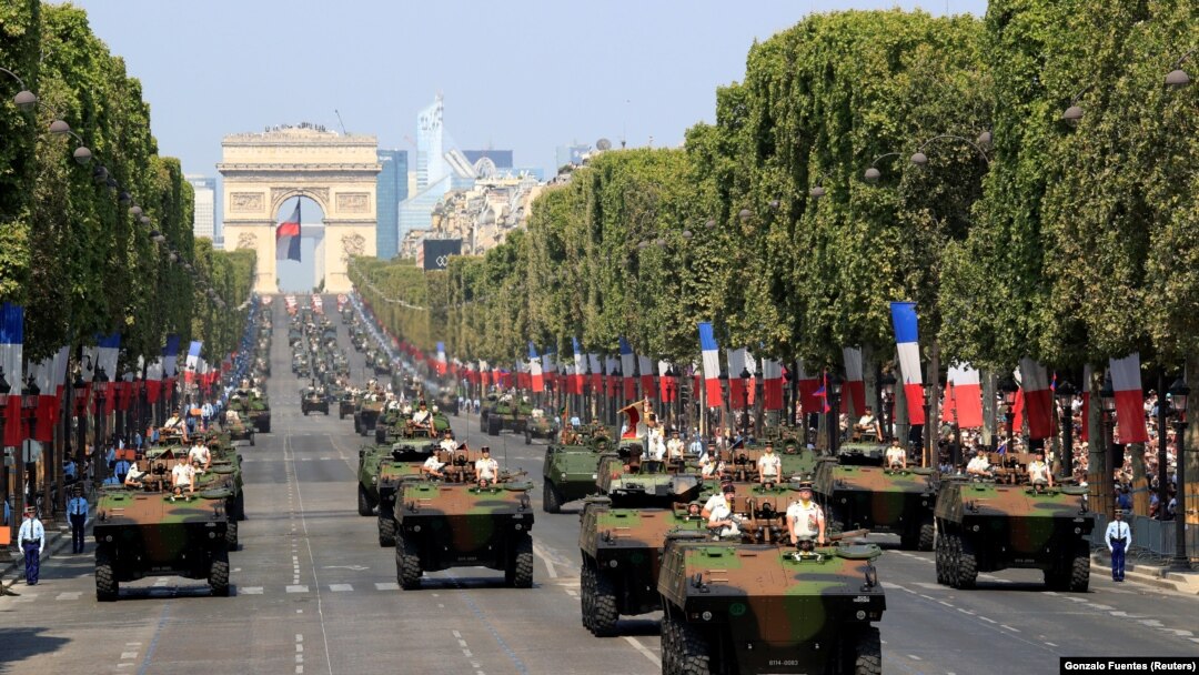 Mașini blindate franțuzești la parada de pe Champs-Elysees, de ziua Bastiliei