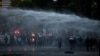 Policia përdor topa uji për të shpërndarë protestuesit në Tiranë më 20 tetor. 