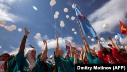 Gyrgyz studentleri gyz alyp gaçmak "däbine" garşy ak şarlary uçurýarlar.  Bişkek, 6-njy iýun, 2018
