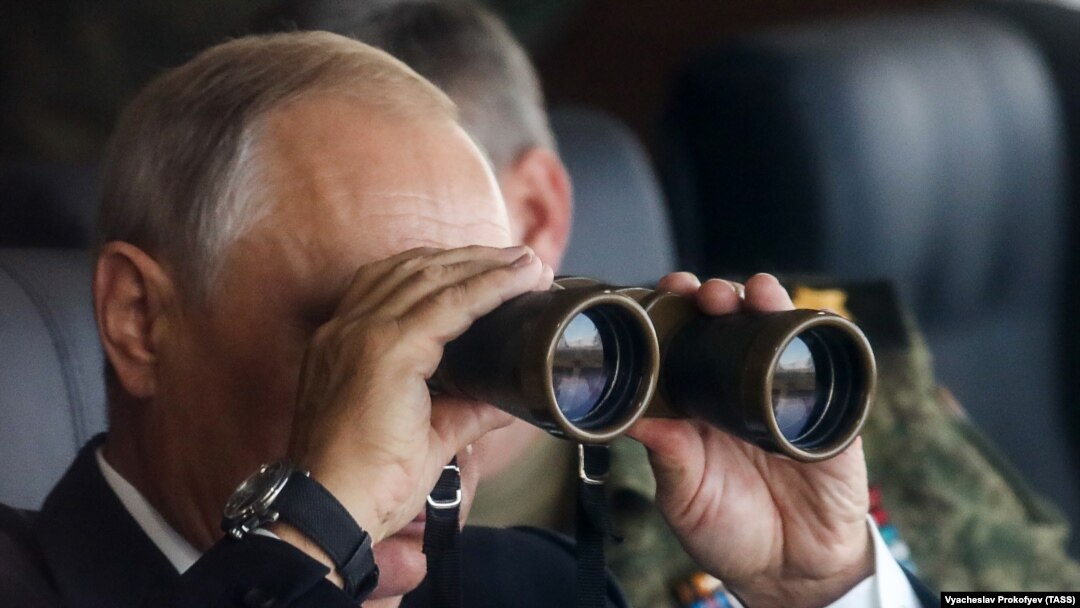 Президент России Владимир Путин наблюдает за учениями "Восток-2018" на полигоне Цугол 