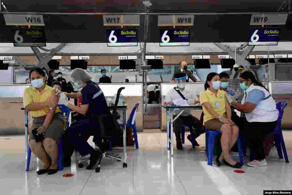 NË AEROPORT - Njerëzit vaksinohen kundër COVID-19 në Aeroportin e Suvarnabhumit, në Bangkok, Tajlandë, më 28 prill 2021.