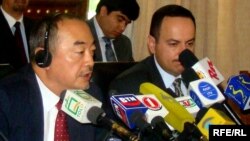 د افغانستان د بهرنيو چارو وزارت مرستيال اكليل حكيمي او د جاپان د چارو زوارت د نړیوالو همکاریو ريیس شیرو سدو شیما
