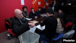 Քվեաթերթիկների հաշվարկ Երևանի ընտրատեղամասերից մեկում