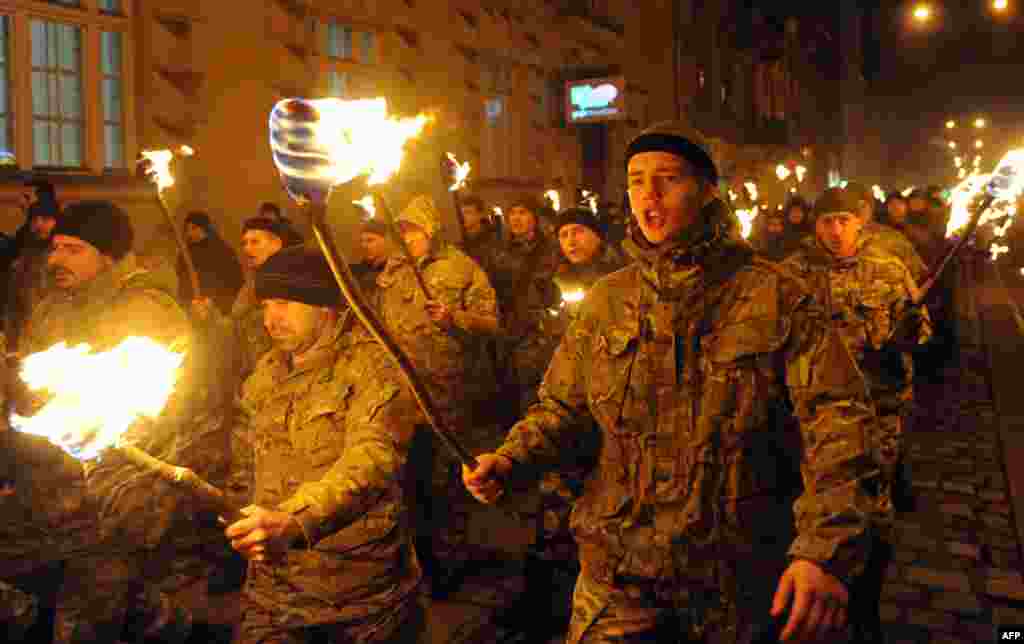 У Львові кілька сотень людей з факелами пройшли &nbsp;від площі Ринок до пам&#39;ятника Степанові Бандері, вигукуючи гасла &laquo;Українцям - зброю, Україні - волю&raquo; і подібні. Приурочили захід до 97-ї&nbsp;річниці битви під Крутами.&nbsp;Львів, 30 січня 2015 року &nbsp;