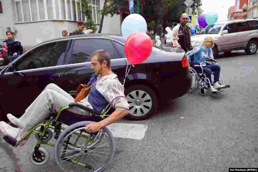 Машины, повсеместно припаркованные на пешеходных переходах, мешают не только инвалидам