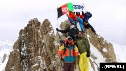کوهنوردانی که برای نخستین بار بلندترین قله کوه‌های بابا را فتح کردند.