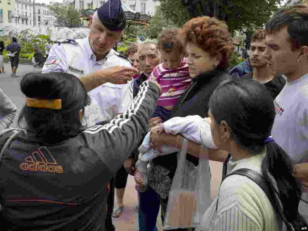 Francuska je 19.08.2010. počela sa proterivanjem stotine Roma u Rumuniju i Bugarsku, ističući da su se ilegalno nastanili. Kritičari, pak, ističu da je ovaj potez vlasti u Parizu sračunat na skretanje pažnje javnosti zbog pada popularnosti Nikolasa Sarkozija (Nicolas Sarkozy), kao i ekonomskih i socijalnih problema . Foto: AFP / Jean - Philippe Ksiazek