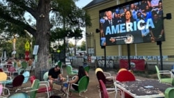 O reclamă electorală cu vicepreședinta SUA și candidata democrată la președinția SUA, Kamala Harris, difuzată la TV în pauza unui meci de fotbal urmărit pe o terasă în San Antonio, Texas.