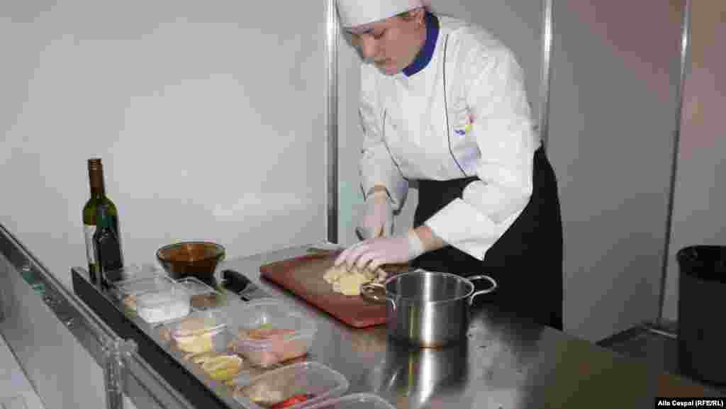 O bucătăreasă din echipa Moldovei în compeniţia pentru cele mai bune bucate din peşte