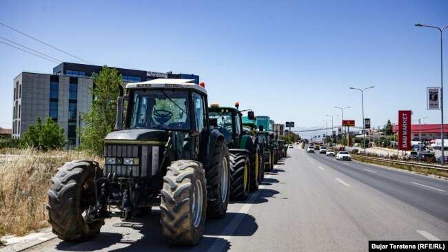Bujqit parkojnë traktorët e tyre në hyrjen jugore të Prishtinës, duke protestuar kundër çmimit të grurit.