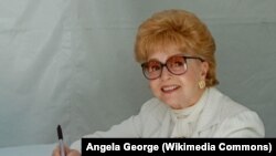 "Uvek pokušavam, nikada se ne predajem", rekla je Rejnolds u intervjuu 2010. godine.