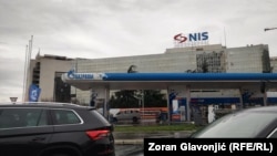 Pika e karburantit dhe ndërtesa e zyrave të Industrisë së Naftës së Serbisë, Beograd, Serbi, 24 dhjetor 2025.
