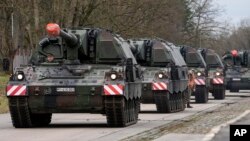 Obuziere mobile germane pregătite pentru a fi trimise în Lituania la o bază Bundeswehr din Munster, nordul Germaniei, 14 fenruarie 2022.