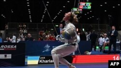 Olha Harlan după ce a învins-o pe rusoaica Anna Smirnova, înregistrată ca atletă neutră, în timpul calificărilor individuale la sabie feminin, Campionatele Mondiale de scrimă 