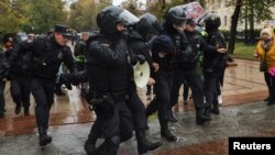 Ռուսաստան - Ոստիկանները բերման են ենթարկում զորահավաքի դեմ ցույցի մասնակիցներին, Մոսկվա, 25-ը սեպտեմբերի, 2022թ.