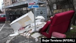 Një frigorifer është hedhur nga dikush pranë një kontejneri në Prishtinë më 26 janar 2026. 