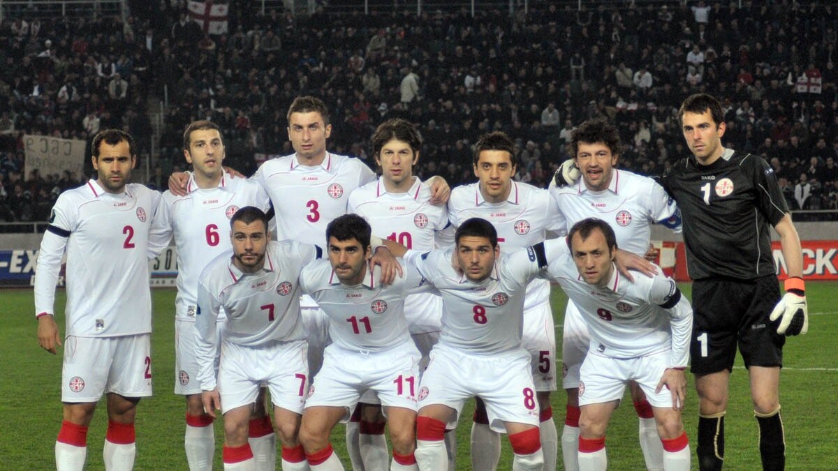 Сборная грузии по футболу. Хвича кварацхелия грузия. Хвича в сборной грузии. Форма сборной грузии. Футбольная форма сборной грузии.