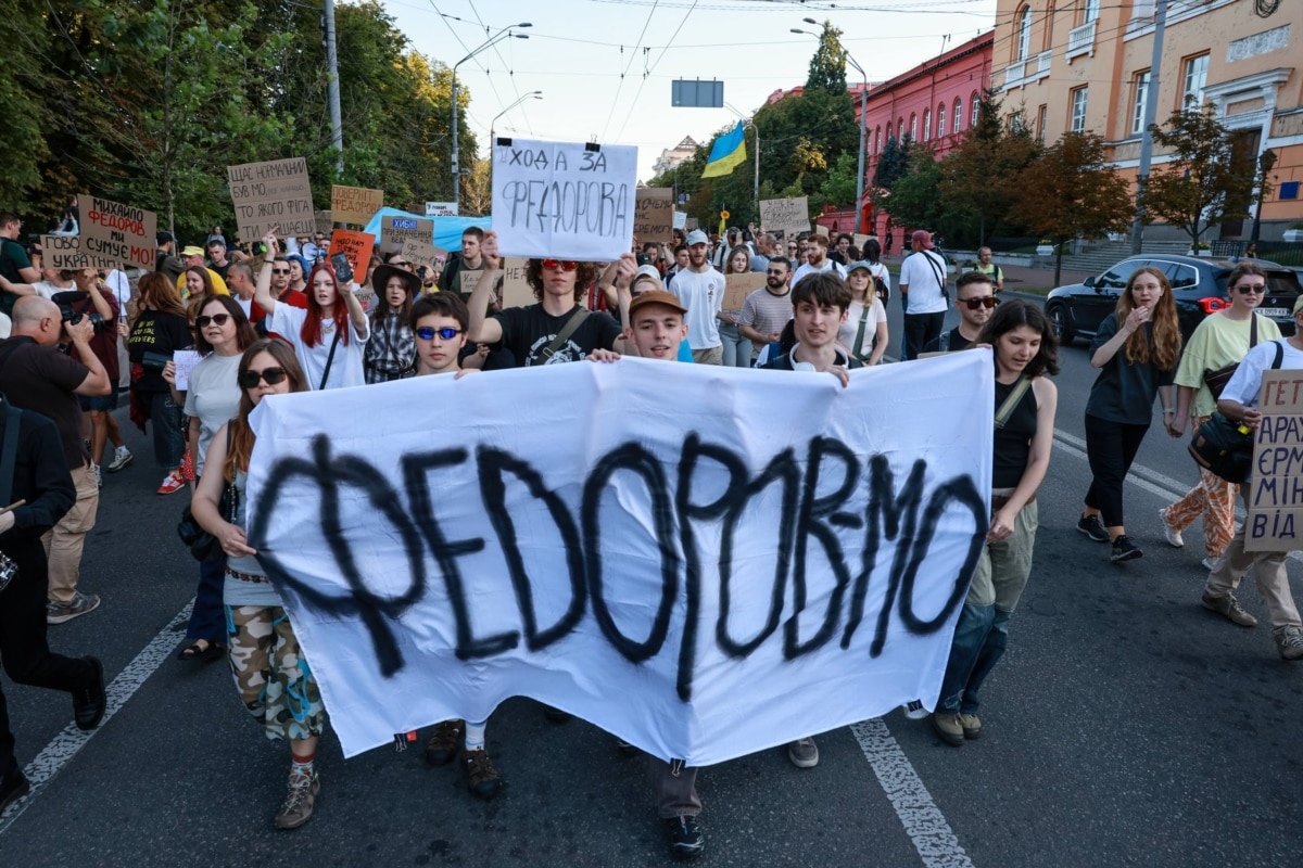 Люди несуть банер з написом «Федоров – МО»