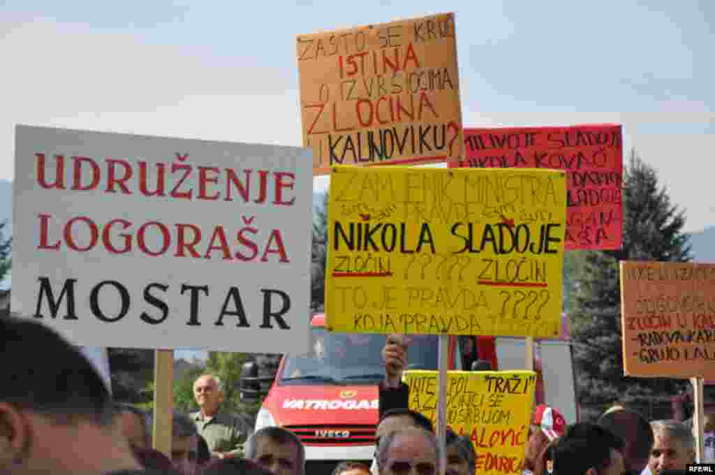 Bosnia and Herzegovina - Sarajevo,peacefull protest in front of the UN headquarters, against the announced reductions of the indictment against former Bosnian Serb leader Radovan Karadzic,16Sep2009 - Bosnia and Herzegovina - Sarajevo,peacefull protest in front of the UN headquarters, against the announced reductions of the indictment against former Bosnian Serb leader Radovan Karadzic,16Sep2009. Photo: Midhat Poturovic