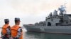 Vojnici mornarice Kineske narodnooslobodilačke armije (PLA) stoje na straži dok veliki protivpodmornički brod ruske mornarice Admiral Tributs stiže u luku Dagang u Qingdao, provincija Shandong, Kina, 29. aprila 2019.
