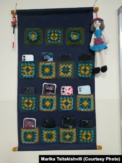 ტელეფონების შესანახი "ხურჯინი" ერთ-ერთი კერძო სკოლის კედელზე.