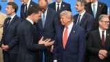 Secretarul general NATO Mark Rutte (stânga) discutând cu președintele SUA Donald Trump, la summitul de la Haga. 