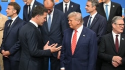 Secretarul general NATO Mark Rutte (stânga) discutând cu președintele SUA Donald Trump, la summitul de la Haga. 