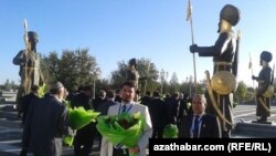 Türkmensähraly alym Abdyrahman Düýeji Aşgabatda Hatyra günüe gatnaşýar. Arhiw suraty