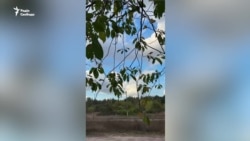 Дрони кружляють над будинками людей, чутно, як гудуть в повітрі