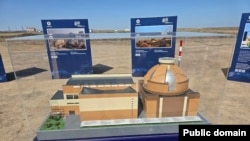Үлкен ауылында Қазақстандағы алғашқы АЭС құрылысы жобасын ашу рәсімінде көрсетілген АЭС макеті. Алматы облысы, Жамбыл ауданы 8 тамыз 2025 жыл. 