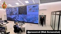 Заля відэаманіторынгу Цэнтру маніторынгу грамадзкай бясьпекі Галоўнага ўпраўленьня ўнутраных спраў Менгарвыканкаму. Скрын зь відэазапісу МУС Беларусі