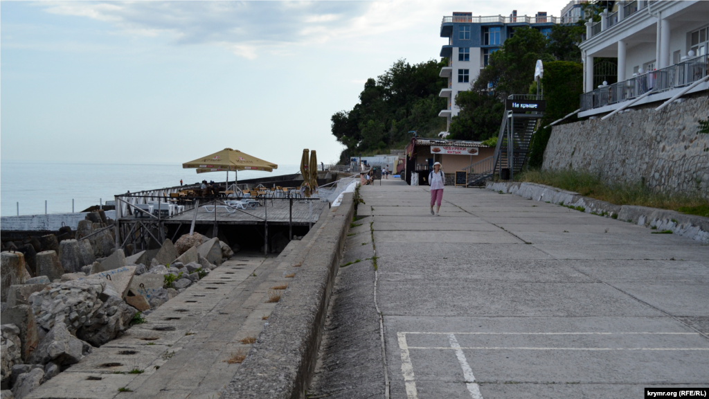 В конце набережной установлена терраса для прибрежного кафе, где посетители могут ужинать летними вечерами прямо над морским прибоем