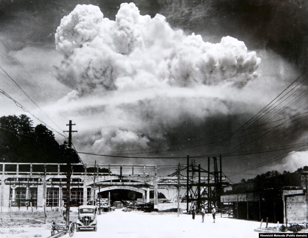 Një re në formë kërpudhe shihet mbi qiellin e Nagasakit pasi bomba e dytë bërthamore amerikane sulmoi Japoninë.Pak pas sulmit në Nagasaki më 9 gusht, që u lëshua nga Tiniani, Japonia u dorëzua, duke e sjellë më afër përfundimin e Luftës së Dytë Botërore.