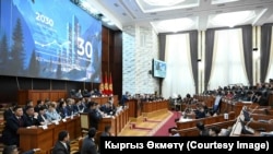 Акылбек Жапаров Жогорку Кеңеште өкмөттүн 2023-жылдагы ишмердигинин отчетун жана 2024-жылдын бюджетине өзгөртүүлөрдү киргизүү боюнча мыйзам долбоорун сунуштоодо. 14-ноябрь, 2024-жыл.