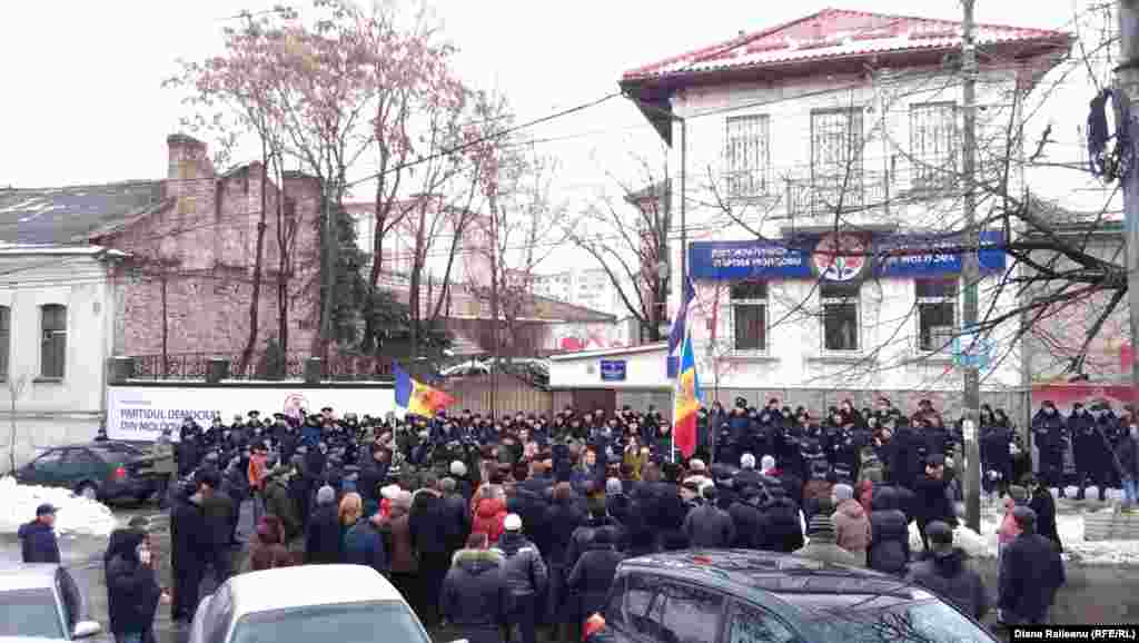 Manifestanți în fața sediului Partidului Democrat