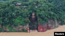 Razina poplave vode došla je do nožnih prstiju Velikog Bude, 19. kolovoza