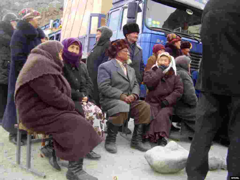 Алайдагы жол тосуу - Бийлик өкүлдөрү жол тоскондорду таратууга аракет кылышты