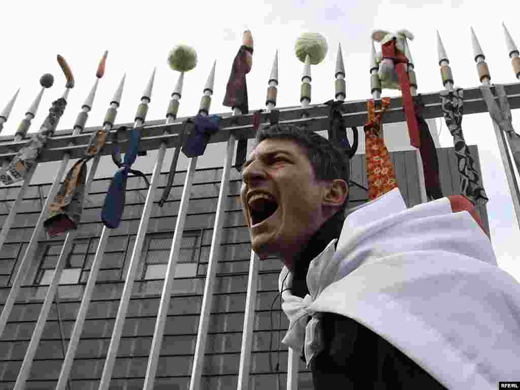 პრეზიდენტის რეზიდენციის ღობეზე მანიფესტანტებმა ჰალსტუხები დაკიდეს